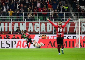 Milan-Genoa 2-0, rossoneri restano soli in vetta