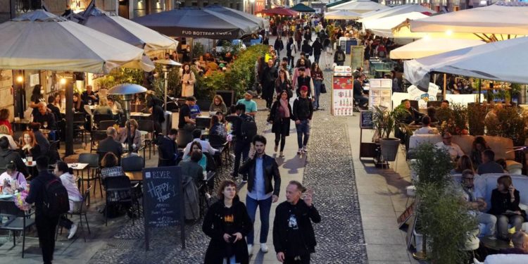 Covid oggi Lombardia, 8.598 contagi e 34 morti: bollettino 16 aprile