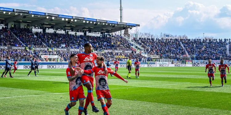 Atalanta-Napoli 1-3, azzurri primi in classifica con il Milan