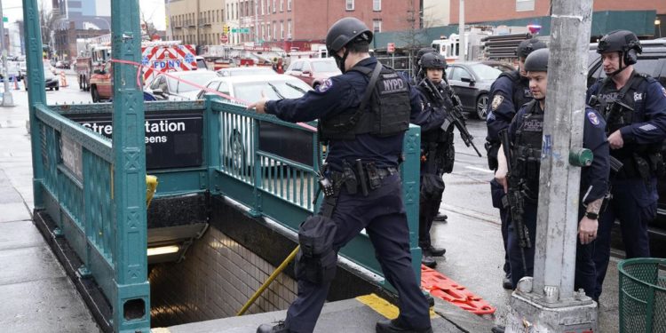 New York, spari in metro: continua la caccia all’uomo
