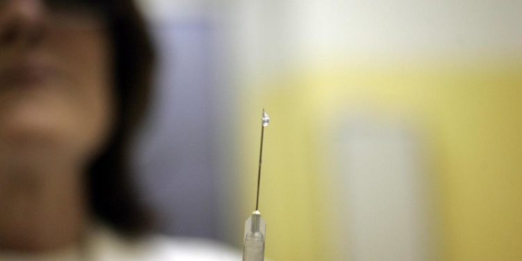 Simit: “Troppo pochi vaccini in malati cancro, somministrarli nei luoghi cura”