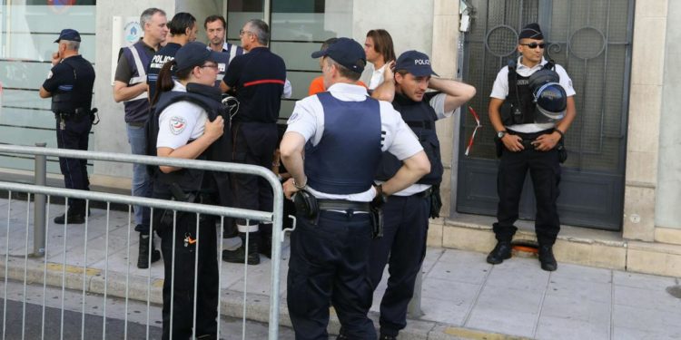 Francia, prete e fedele accoltellati in chiesa a Nizza