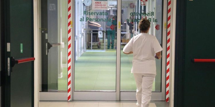 Covid Italia, Iss: “Aumentano reinfezioni: donne, giovani e sanitari più a rischio”