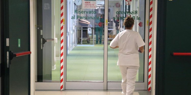 Covid oggi Italia, Rt e incidenza in calo