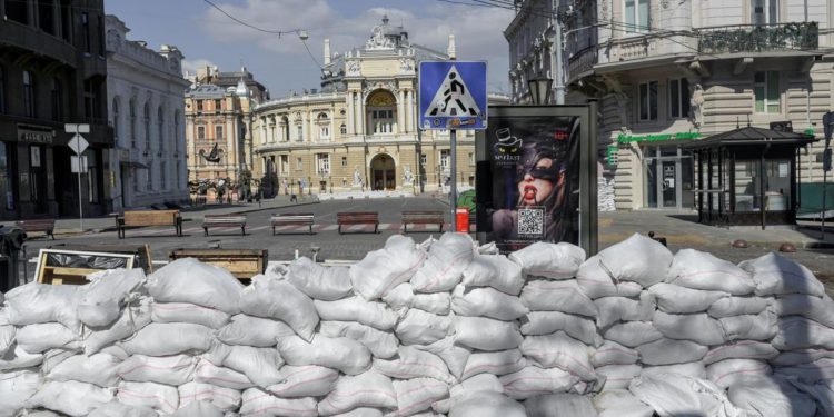 Ucraina, “Russia attacca quartieri residenziali”. Esplosione a Odessa