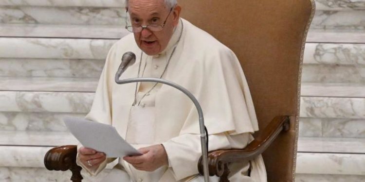 Papa: “Il medico mi ha detto di non camminare”