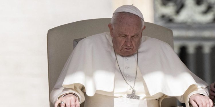 “Non posso restare in piedi”, il Papa si scusa in udienza generale