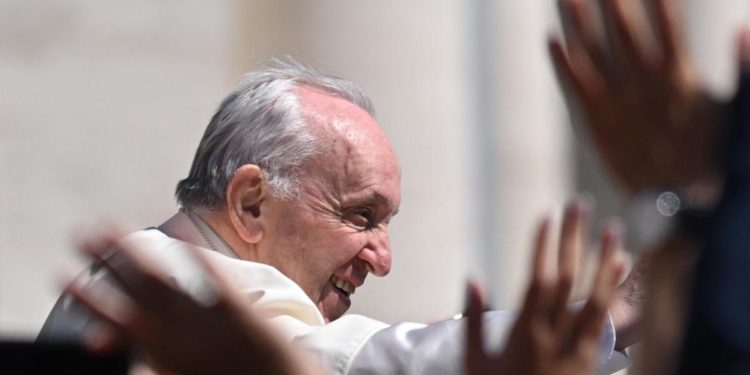 Papa, in 100mila per Urbi et Orbi: “Ucraina trascinata in guerra insensata”