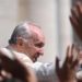 Papa, in 100mila per Urbi et Orbi: “Ucraina trascinata in guerra insensata”
