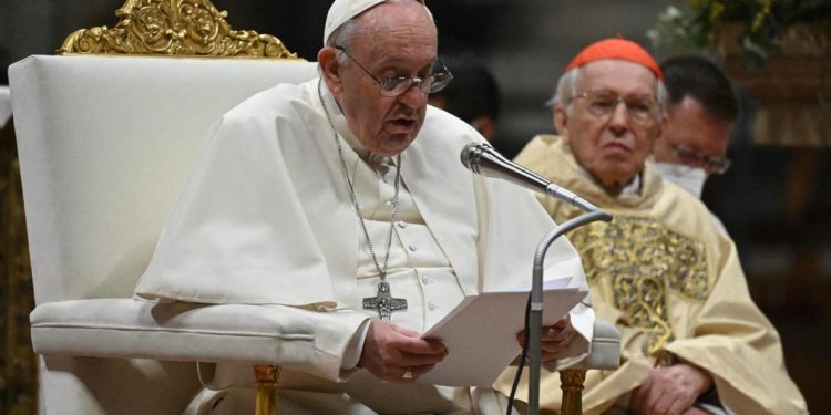 Pasqua, Papa alla veglia annuncia in ucraino: “Cristo è risorto”