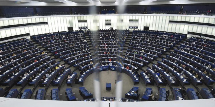 Guerra Ucraina, Europarlamento: “Embargo totale su gas e petrolio Russia”