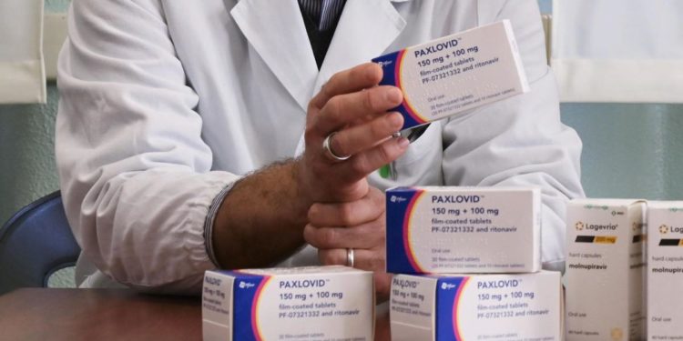 Covid, antivirale Paxlovid arriva in farmacia: prescrizione da medico famiglia