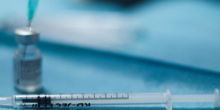 Vaccini Covid, protezione extra ai guariti