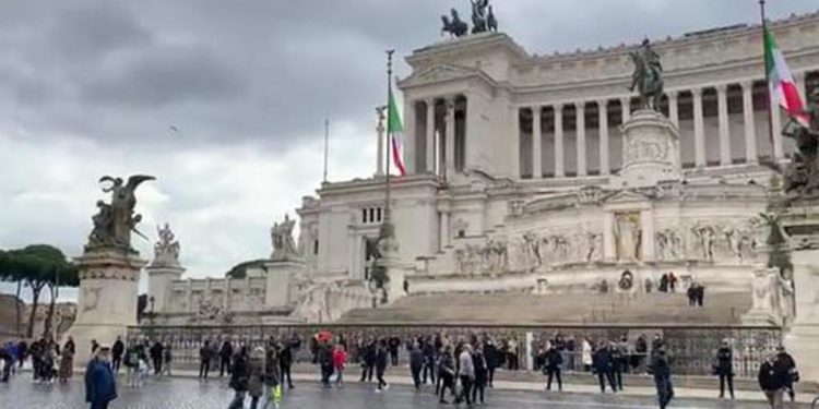 Roma, drone cade su Palazzo Venezia: denunciato turista