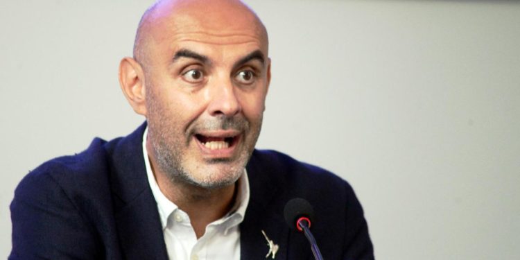 Corte Costituzionale, cognome materno e Pillon: bufera sul senatore