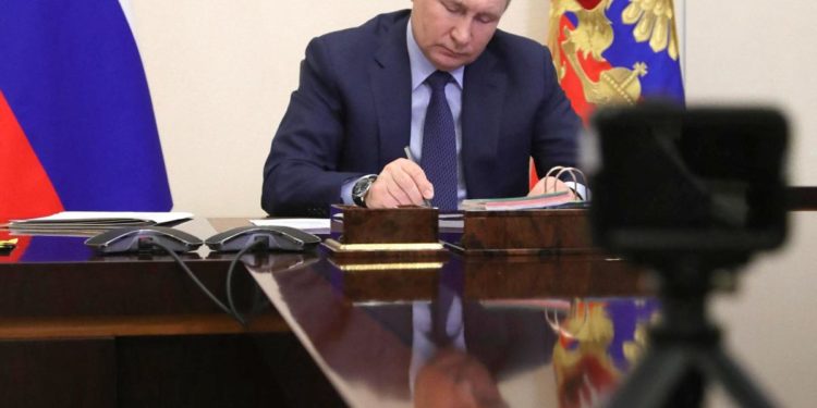 Putin ‘bocciato’: “Sottovaluta Ucraina, ignora lezione Afghanistan”