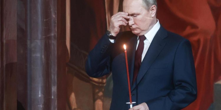 Putin alla Messa pasquale nella cattedrale Cristo Salvatore a Mosca