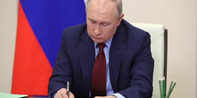 Quanto guadagna Putin? Ecco la denuncia dei redditi