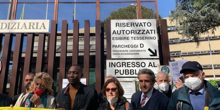 Regeni, nuova udienza preliminare: sit-in con Insinna davanti al tribunale
