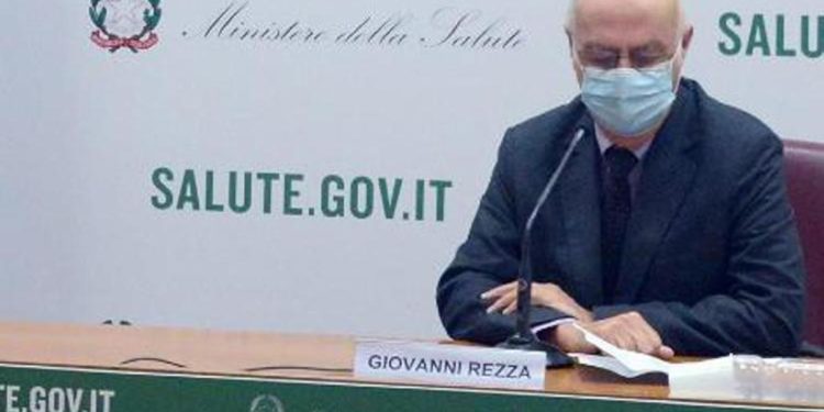 Covid Italia, Rezza: “Continuare a usare mascherine al chiuso”