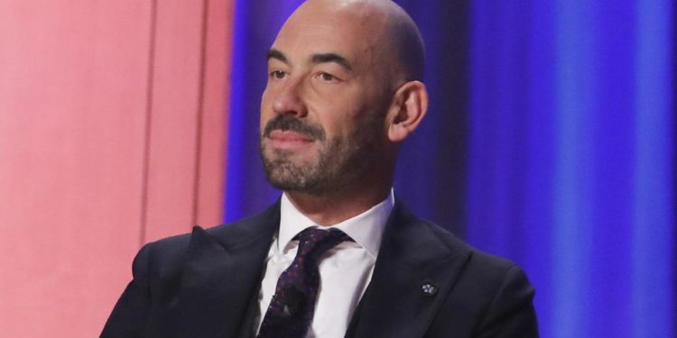 Mascherina al chiuso, Bassetti: “Obbligo fuori dal tempo e dalla scienza”