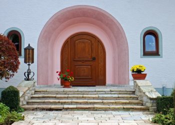 Come sfruttare un ingresso grande? Idee di arredo e di stile