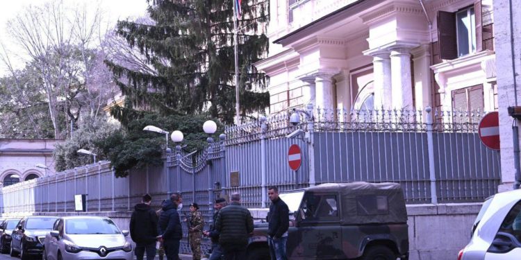 Guerra Ucraina, secchio vernice contro ambasciata Russia a Roma