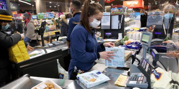 Mascherine al chiuso, Costa: “Al supermercato niente più obbligo”