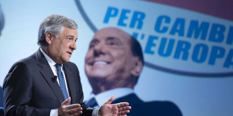 Berlusconi, raccomandazione di Tajani dal palco: “Nessuno si avvicini”