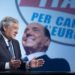 Berlusconi, raccomandazione di Tajani dal palco: “Nessuno si avvicini”