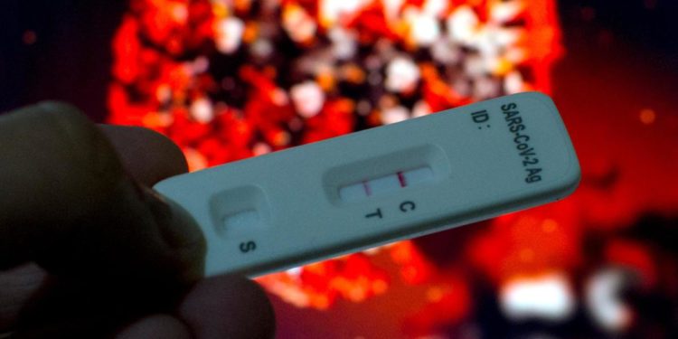 Covid, caso di doppio contagio: Omicron dopo 20 giorni Delta