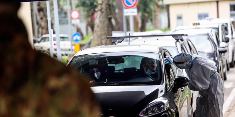 Covid oggi Campania, 6.971 contagi e 4 morti: bollettino 16 aprile