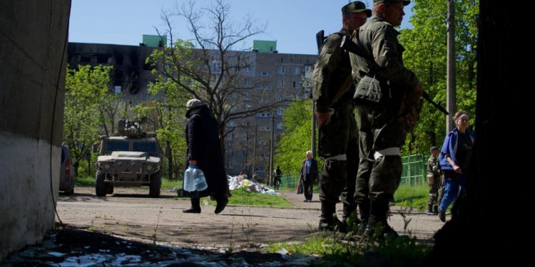 Ucraina, spari su bus evacuazione civili: “massicci attacchi” nel Luhansk