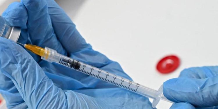 Vaccino Covid, quarta dose al via oggi: chi deve farla