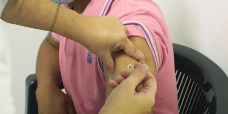 Vaccino Covid, rischio miopericarditi raro e più basso di altri vaccini: lo studio