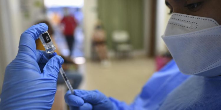 Quarta dose vaccino, Minelli: “Sì per over 80”