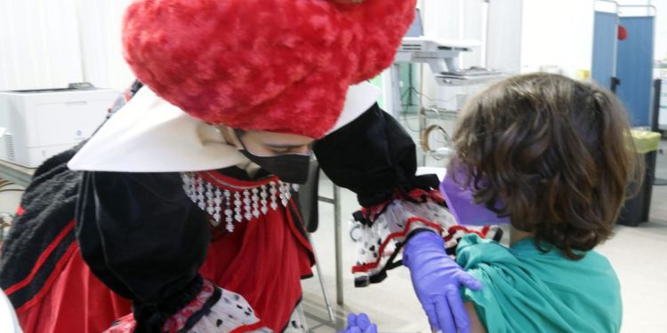 Terza dose vaccino Covid, Pfizer: “In bimbi 5-11 anni rafforza difese anti-Omicron”