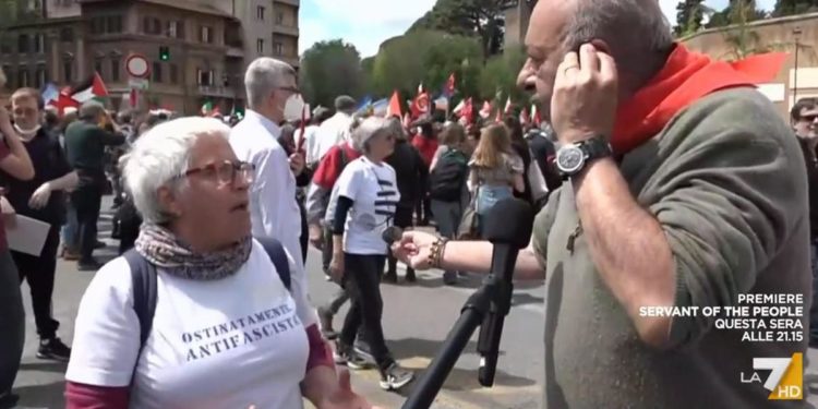 25 aprile, Vauro ‘contestato’ in piazza: “Ma cosa dice?”