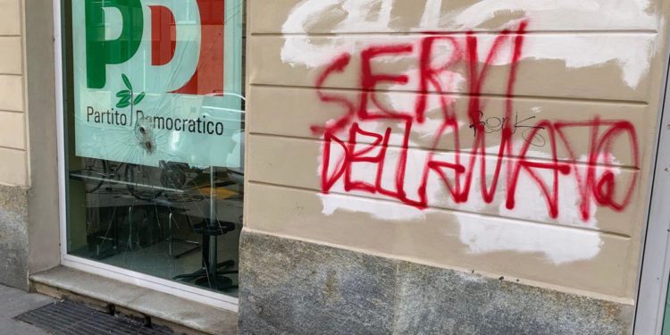 25 aprile, imbrattata sede Pd a Torino: “Servi della guerra e della Nato”