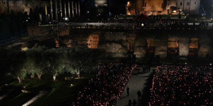 Pasqua, diecimila persone alla Via Crucis col Papa al Colosseo