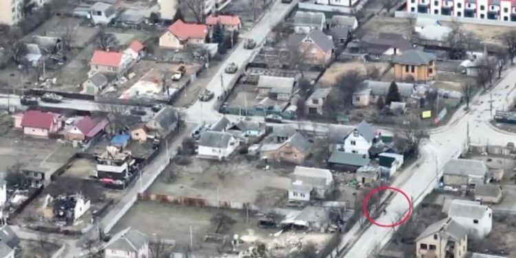 Bucha, tank russo spara su civile in bici: il video dal drone