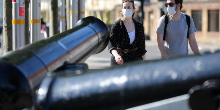 Mascherine, Ciccozzi: “Troppa gente senza allo stadio, va usata”