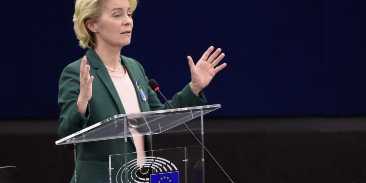 Guerra Ucraina, von der Leyen: “Colpiremo petrolio Russia, queste non sono ultime sanzioni”