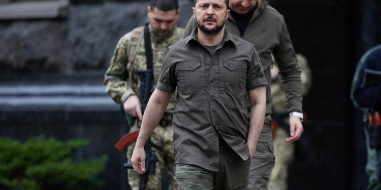 Ucraina, Zelensky: “Servono armi, Russia vuole distruggere Donbass”
