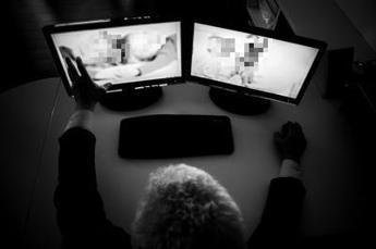 Abusa di un minore e invia foto e video nel dark web, arrestato 36enne