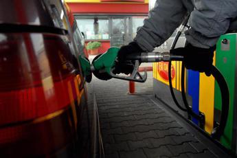 Benzina, “con stop taglio accise +300 euro l’anno a famiglia”