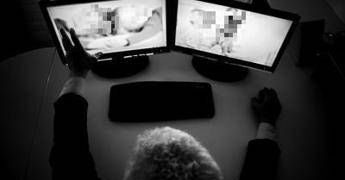 Catania, bidello arrestato per detenzione di materiale pedopornografico: trovate anche foto di alunne