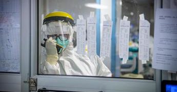 Covid Italia, incidenza e Rt ancora in discesa