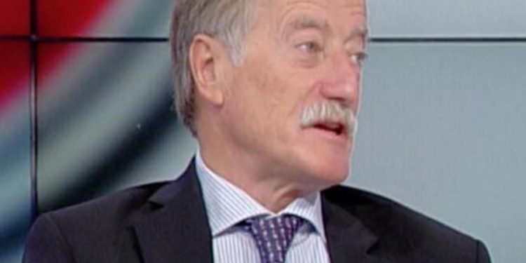 Mascherina in aereo, Andreoni: “Non va tolta, proteggiamo i fragili”