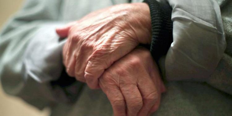 Badante non vaccinato muore di Covid, familiari fanno causa all’anziano